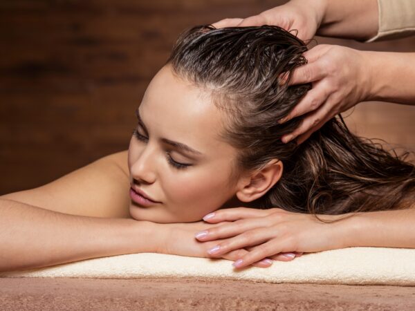 Caída del pelo en el posparto: causas, prevención y cuándo consultar a un profesional 1 masaje pelo Gestor Web